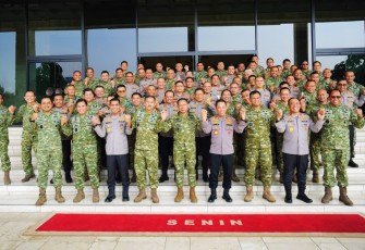 Kapolri Jenderal Listyo Sigit Prabowo bersama jajaran Pejabat Utama (PJU) Mabes Polri melakukan silaturahmi dengan Panglima TNI Jenderal Agus Subiyanto di Mabes TNI, Cilangkap