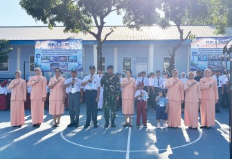 Komandan Lanud Sultan Hasanuddin Marsma TNI Vincentius Endy Hadi Putra, M.Han., didampingi Ketua PIA Ardhya Garini Cab.2/D.II Lanud Sultan Hasanuddin Ny. Lina Vincentius Endy Hadi Putra, membuka secara resmi Masa Pengenalan Lingkungan Sekolah