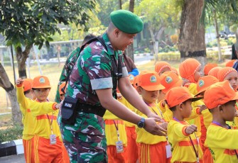 Kodim 0806/Trenggalek Kenalkan Dunia Militer kepada Siswa TK Lewat Outing Class Edukatif