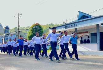 Tingkatkan Kebugaran dan Soliditas, Prajurit Kodaeral IX Olahraga Jalan Cepat Keliling Halong  