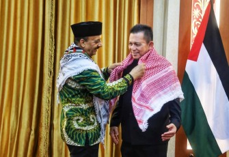 Gubernur Kepulauan Riau Ansar Ahmad menerima kunjungan kehormatan (courtesy call) Duta Besar Palestina untuk Indonesia, Abdalfatah A K Al Sattari, di Gedung Daerah, Tanjungpinang, Rabu (15/7/2026)