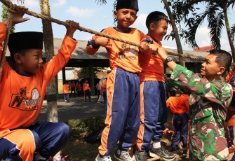 Kodim 0806/Trenggalek Hadirkan Outing Class Edukatif, Kenalkan Dunia Militer kepada Siswa MI Fastabiqul Khoirot
