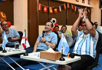 Menteri Transmigrasi M. Iftitah Sulaiman Suryanagara mengajak pegawai Kementerian Transmigrasi dan masyarakat di berbagai kawasan transmigrasi mengikuti nonton bareng pertandingan semifinal Piala Dunia antara Inggris dan Argentina 