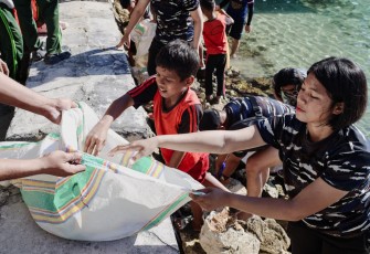 Kodaeral IX Gelar Aksi "Aku Cinta Laut 2026" Karya Bakti Bersih-Bersih Pantai Negeri Saleman