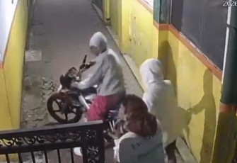 Pelaku pencurian kotak amal tertangkap kamera cctv