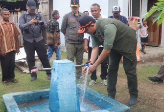 Kepala BNPB Letjen TNI Dr Suharyanto S.Sos M.M didampingi forkopimda Kabupaten Flores Timur mengecek langsung hunian tetap warga terdampak konflik sosial  di Desa Bugalima, Kecamatan Adonara Barat, Kabupaten Flores Timur, Provinsi Nusa Tenggara Timur (16/7)