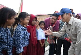 Wakil Menteri Pendidikan Dasar dan Menengah (Wamendikdasmen), Fajar Riza Ul Haq, menyapa 30 murid baru pada Kamis (16/7)