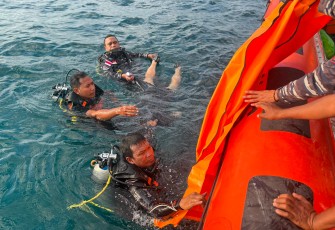Lanal Labuna Bajo Bersama Tim SAR Gabungan Evaluasi Wisatawan Tenggelam di Perairan Pulau Kelor 