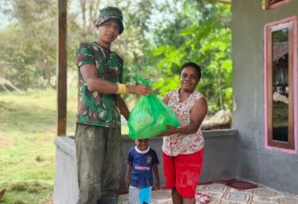 Satgas TMMD ke-129 berikan paket sembako dan nutrisi untuk warga kampung Sesor