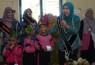 dr. Farida Rober Christanto, saat memantau pelaksanaan MPLS di KB/TK Aisyiyah Ceporan, Ngadiluwih, Kecamatan Matesih, Jumat (17/7/2026)