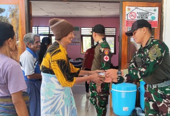 Yonarmed 12 Kostrad Hadir di Posyandu Kewar, Bagikan Bubur Kacang Hijau untuk Balita dan Lansia