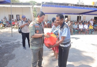Kepala Badan Nasional Penanggulangan Bencana (BNPB) Letjen TNI Dr Suharyanto S.Sos M.M bersama jajaran forkopimda Kabupaten Flores Timur sambangi Hunian Sementara (Huntara) yang berlokasi di Desa Konga, Kecamatan Titehena pada Jumat (17/7)