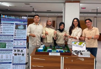 Dokumentasi : Vivaldi dan tim saat menghadiri pameran dalam kegiatan Capstone