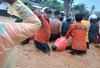 Banjir bandang menerjang wilayah Tapanuli Tengah, Sumatra Utara setelah hujan dengan intensitas tinggi mengguyur wilayah tersebut pada Sabtu (18/7) pukul 15.52 WIB