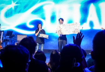 Wakil Menteri Ekonomi Kreatif/Wakil Kepala Badan Ekonomi Kreatif (Ekraf), Irene Umar (kiri)  bersama penyanyi Lullaboy (kanan) pada acara konser regional musisi lullaboy bertajuk Hotels &  Heartbreaks Tour, di Jakarta, Sabtu (18/07/2026)