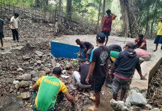 Pos Salore Bersama KKN dan Warga Desa Tulakadi Laksanakan Kerja Bakti Pembersihan Penampungan Air Dusun Sulire