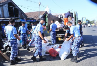 Lanud Sultan Hasanuddin Bersama Satuan TNI AU Makassar Gelar Karya Bakti di Pasar Mandai Sambut Hari Bakti ke-79 TNI Angkatan Udara