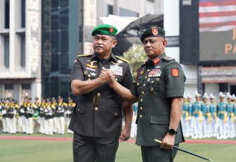 Kepala Staf Angkatan Darat (Kasad) Jenderal TNI Maruli Simanjuntak, M.Sc., menerima kunjungan kehormatan Panglima Tentera Darat Malaysia, Jenderal Tan Sri Azhan Bin Hj Md Othman, di Markas Besar Angkatan Darat (Mabesad), Jakarta, Selasa (21/7/2026)