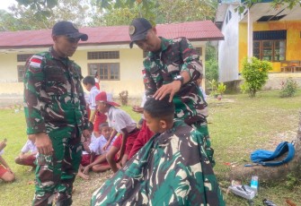 Pos Auren Didik Kedisiplinan dan Kerapihan Anak SD di Perbatasan