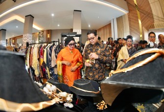 Menteri Ekonomi Kreatif/Kepala Badan Ekonomi Kreatif (Ekraf), Teuku Riefky Harsya (kanan) meninjau salah satu stan seusai pembukaan Festival Seni & Bazaar Mitra Seni (MSI) 2026 di Graha Jalapuspita, Jakarta, Selasa (21/7/2026)
