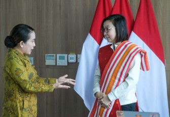 Wakil Menteri Ekonomi Kreatif/Wakil Kepala Badan Ekonomi Kreatif (Ekraf), Irene Umar (kanan) berbincang dengan Bupati Sumba Barat Daya, Ratu Ngadu Bonu Wulla (kiri) saat menerima audiensi di Kantor Kementerian Ekonomi Kreatif, Jakarta, Selasa (21/07/2026)