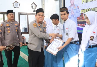 Kapolres Jombang Serahkan Beasiswa kepada Putra-Putri Pegawai Negeri Pada Polri Berprestasi