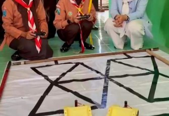 Wakil Ketua DPRD Jatim Sri Wahyuni Jajal Robot Karya Siswi SMAN 1 Bubulan Bojonegoro yang Juara Nasional