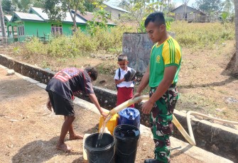 Pos Asulait Berbagi Air Bersih di Tapal Batas