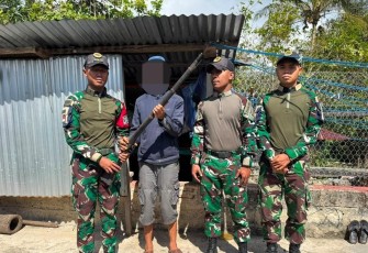 Warga Desa Walaka Serahkan Senjata Api Springfield kepada Pos Laktutus