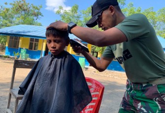 Pos Motaain Tumbuhkan Kedisiplinan Siswa Melalui Kegiatan Potong Rambut di Perbatasan