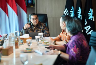 Menteri Ekonomi Kreatif/Kepala Badan Ekonomi Kreatif (Ekraf), Teuku Riefky Harsya (kiri), berdialog dengan Direktur Jenderal Ekosistem Digital Kementerian Komunikasi dan Digital (Komdigi) (tengah) saat menerima audiensi Kementerian Komunikasi dan Digital (Komdigi) di Kantor Kementerian Ekonomi Kreatif, Jakarta, Rabu (22/07/2026)