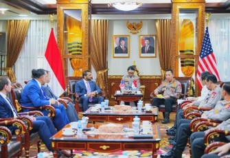 Kapolri Jenderal Polisi Drs. Listyo Sigit Prabowo, M.Si., menerima audiensi Direktur Federal Bureau of Investigation (FBI), Mr. Kash Patel, di Mabes Polri, Jakarta, Kamis (23/7)