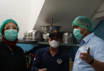Kepala BGN Sudaryono yang akrab disapa Mas Dar didampingi Kepala Biro Hukum dan Hubungan Masyarakat BGN, Khairul Hidayati saat melakukan inspeksi mendadak SPPG di Bogor, Jumat (24/7) 