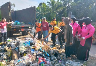 Polsek Pondok Suguh Bergerak Cepat Bersihkan Sampah di Jalan Provinsi