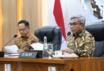 Mendagri Muhammad Tito Karnavian dalam konferensi pers bersama Ketua KPK Setyo Budiyanto di Ruang Sidang Utama (RSU) Kantor Kemendagri, Jakarta, Jumat (24/7/2026).