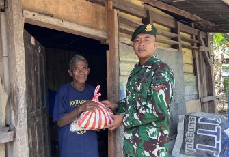 Satgas Pamtas Yonarmed 12 Kostrad Berbagi Sembako untuk Warga Atambua*