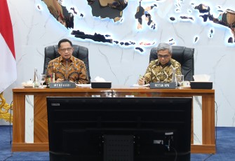 Menteri Dalam Negeri (Mendagri) Muhammad Tito Karnavian dalam konferensi pers bersama Ketua Komisi Pemberantasan Korupsi (KPK) Setyo Budiyanto di Ruang Sidang Utama (RSU) Kantor Kemendagri, Jakarta, Jumat (24/7/2026) 