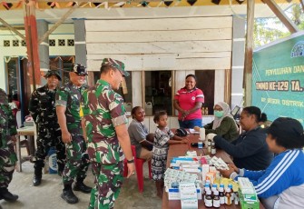 Ketua Tim Wasev Kol Inf Samba saat meninjau pelaksanaan program TMMD ke-129 di Kampung Sesor, Sabtu (25/7)