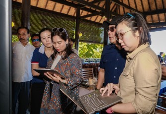 Wakil Menteri Pariwisata Ni Luh Puspa dalam Diskusi Rencana Tindak Lanjut KEK Samota di Seaside Resto, Sumbawa, Jumat (24/7/2026)