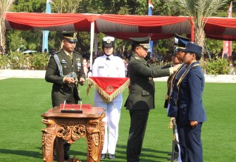 Sebanyak 734 Perwira Prajurit Karier (Pa PK) TNI Gelombang I Tahun Anggaran 2026 resmi dilantik dan diambil sumpahnya dalam Upacara Prasetya Perwira yang dipimpin Panglima TNI Jenderal TNI Agus Subiyanto di Markas Besar TNI, Cilangkap, Jakarta Timur, Senin (27/7/2026)