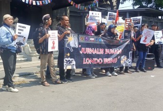 Koalisi jurnalis dari Solo Raya menggelar aksi demonstrasi di depan Monumen Pers Nasional, Surakarta, Selasa (28/7/2026)