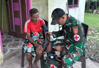 Yonarmed 12 Kostrad Perkuat Binter Humanis Melalui Pelayanan Kesehatan Keliling