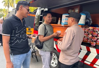 Pojok Kamtibmas Polres Ngawi Hadir di Pasar Krompol Ajak Warga Jaga Kamtibmas