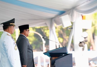 Menteri Dalam Negeri (Mendagri) Muhammad Tito Karnavian mendampingi Presiden Prabowo Subianto melantik 1.204 Pamong Praja Muda Institut Pemerintahan Dalam Negeri (IPDN) Angkatan XXXIII