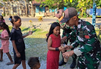 Wujud Kepedulian Yonarmed 12 Kostrad kepada Masyarakat Perbatasan