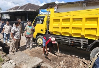 Anggota DPRD Jawa Timur, Satib, menemukan proyek pavingisasi program Dinas PU Cipta Karya Jatim di Jember yang diduga tidak sesuai spesifikasi kontrak. Ia langsung meminta PU Cipta Karya menghentikan sementara pekerjaan tersebut