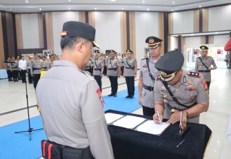 Kapolda Kalimantan Tengah (Kalteng) Irjen Pol Iwan Kurniawan, memimpin langsung upacara serah terima jabatan (Sertijab) dua (2) pejabat utama dan dua (2) Kapolres di jajaran Polda Kalteng