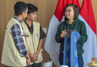 Wakil Menteri Ekonomi Kreatif/Wakil Kepala Badan Ekonomi Kreatif (Ekraf), Irene Umar (kanan), berdialog dengan Steering Committe Bidang Creative Program Festival Toadore Yogyakarta, Fando (tengah) saat menerima audiensi dari panitia Toadore Festival Vol. III di Kantor Kementerian Ekonomi Kreatif, Jakarta, Rabu (29/07/2026)