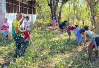Semangat Gotong Royong Yonarmed 12 Kostrad Hadirkan Lingkungan Belajar yang Asri di Perbatasan