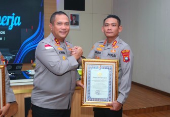 Kapolda Kepulauan Riau, Irjen. Pol. Asep Safrudin, S.I.K., M.H., menyerahkan Piagam Penghargaan Kapolri kepada Polres Bintan